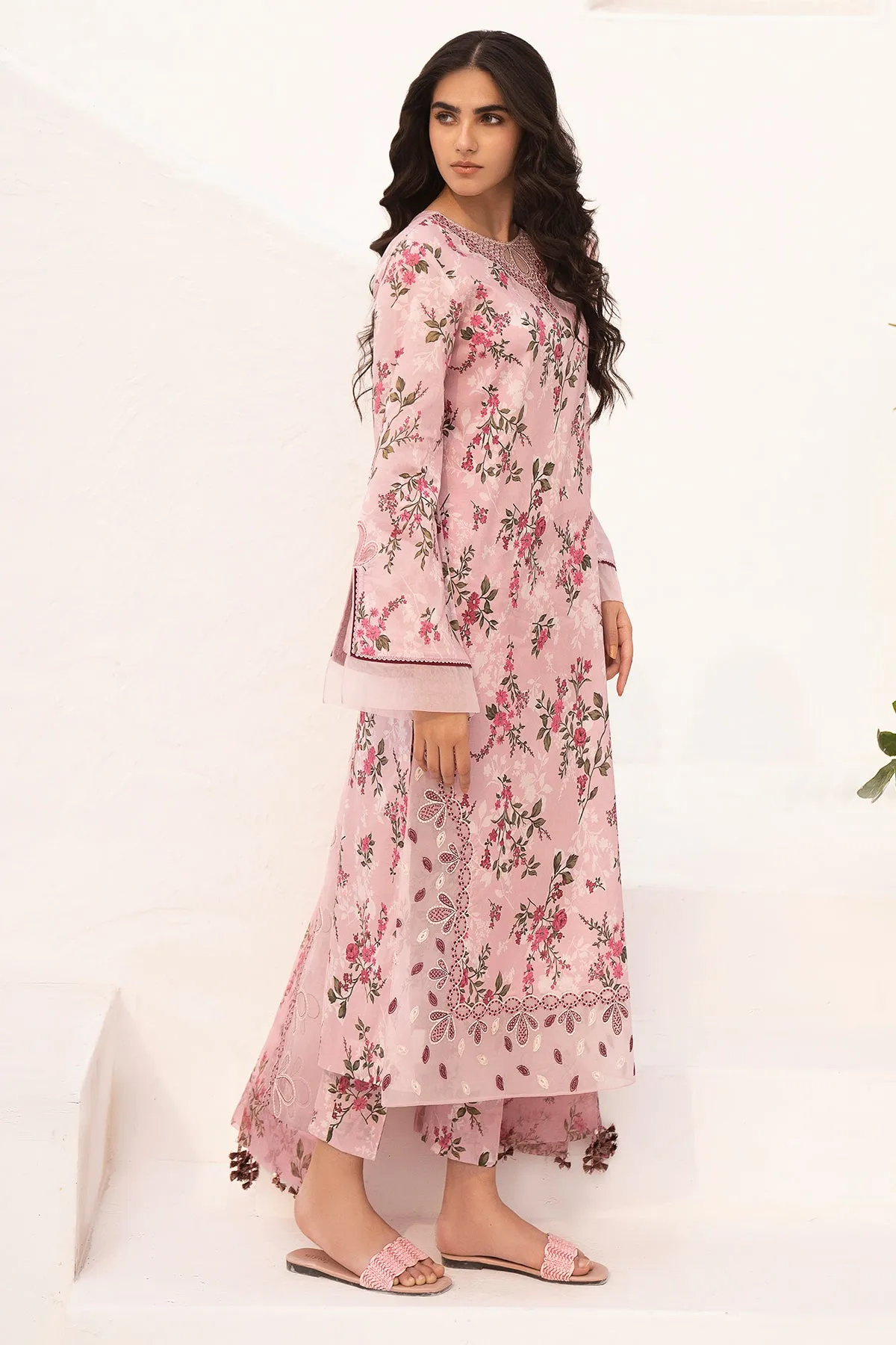 Embroidered Lawn USE-9022